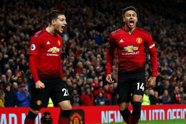 Manchester United beat Fulham in the top spot