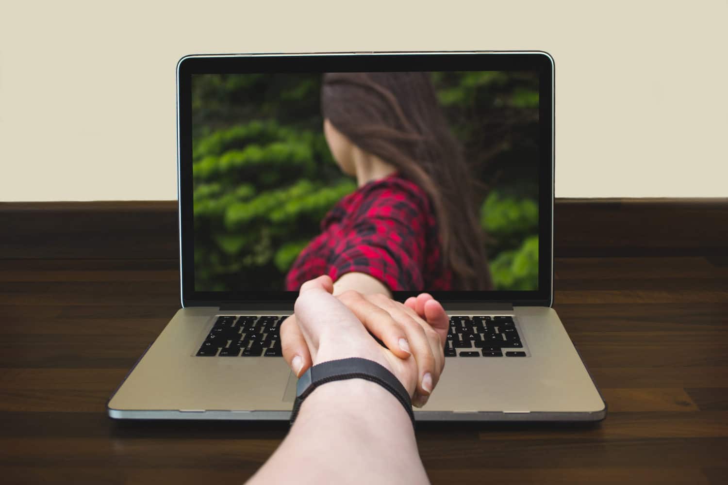 Follow these tips to stay close to your partner in a long-distance relationship