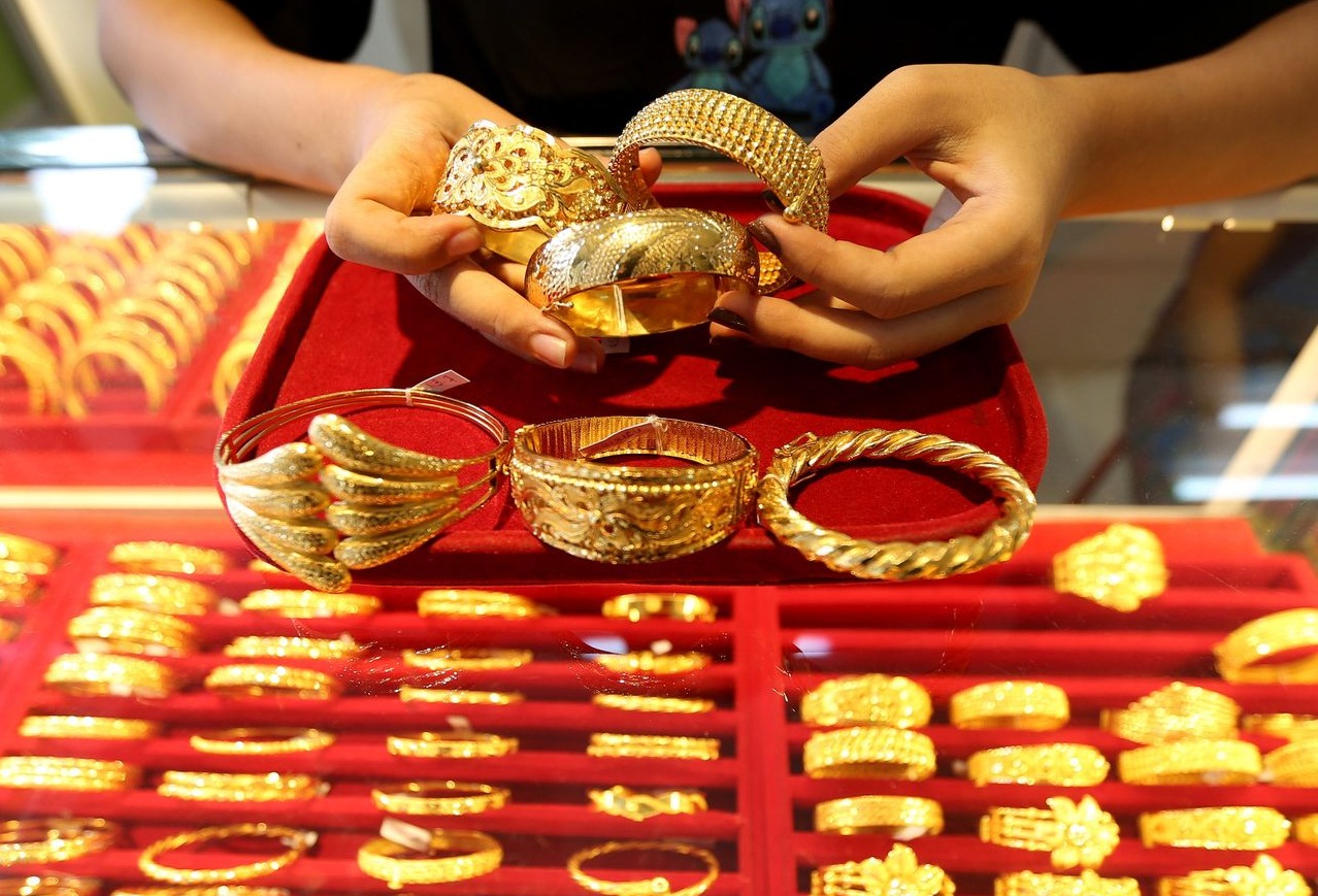 Gold was cheaper by 500 rupees and silver by 20 rupees