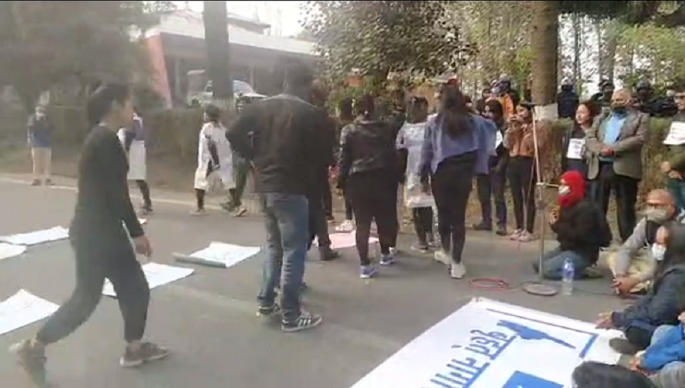 Students march against the dissolution of the parliament