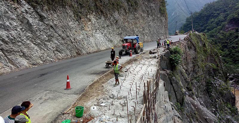 Narayangarh-Muglin road closed for a week in the afternoon