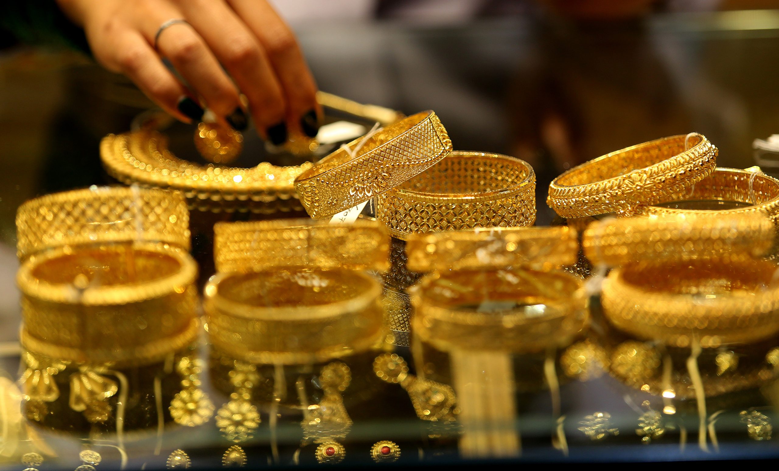 Gold fell by 500 tola on Friday