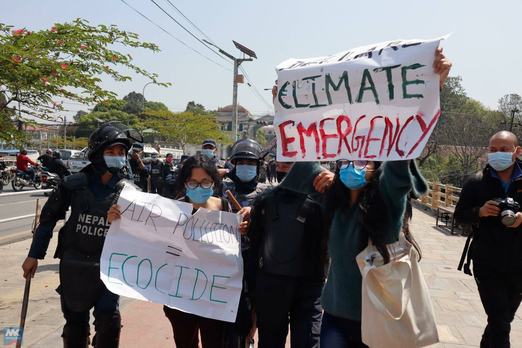 Demonstration saying government is indifferent to air pollution (photos)