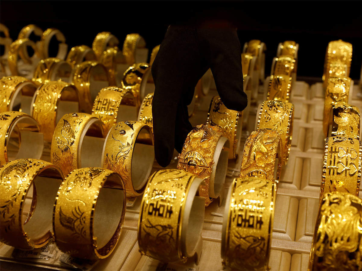 Gold prices fall by 400