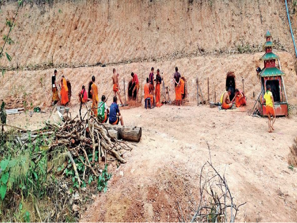 Thai monks dig bunkers to hide from Myanmar’s military