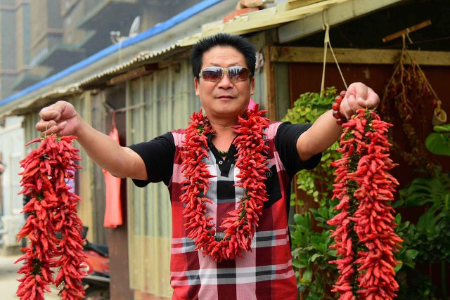 This is a unique person who eats 2.5 kg of chillies every day