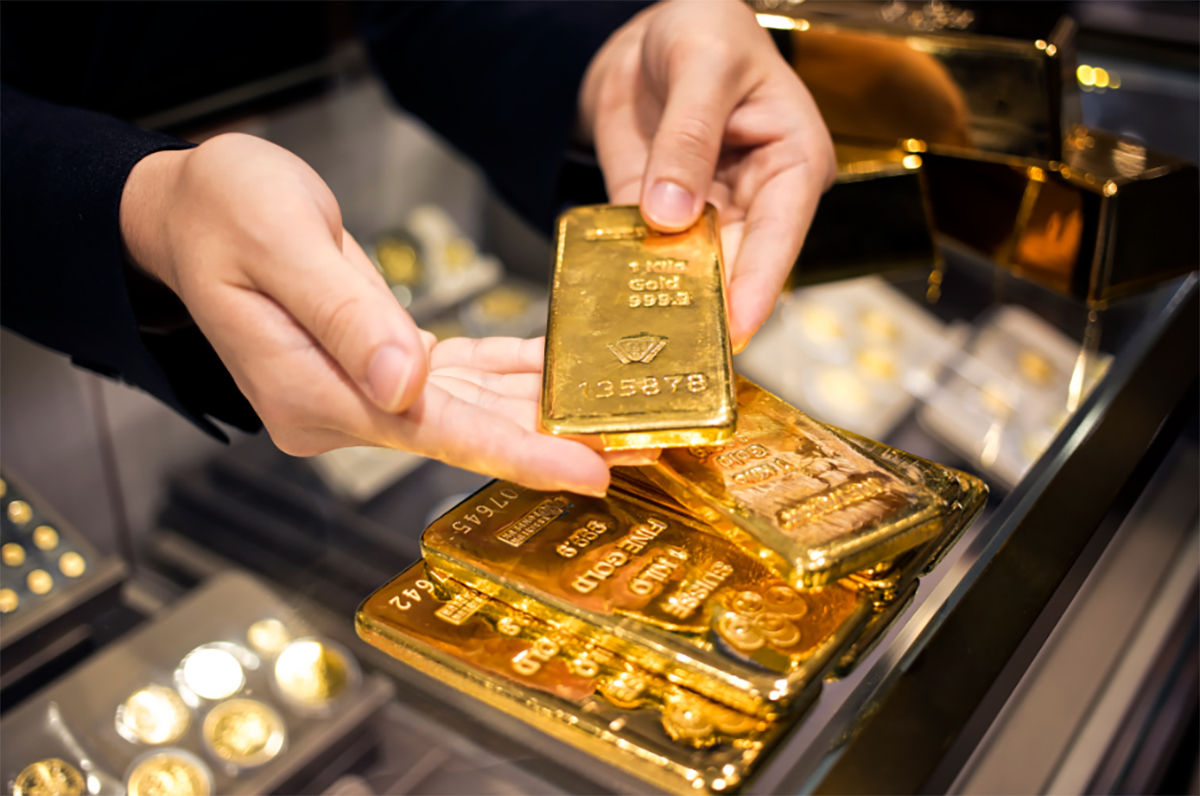 Gold and silver prices declined on Wednesday