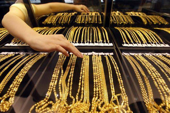 Gold price falls by Rs 2,000 per tola