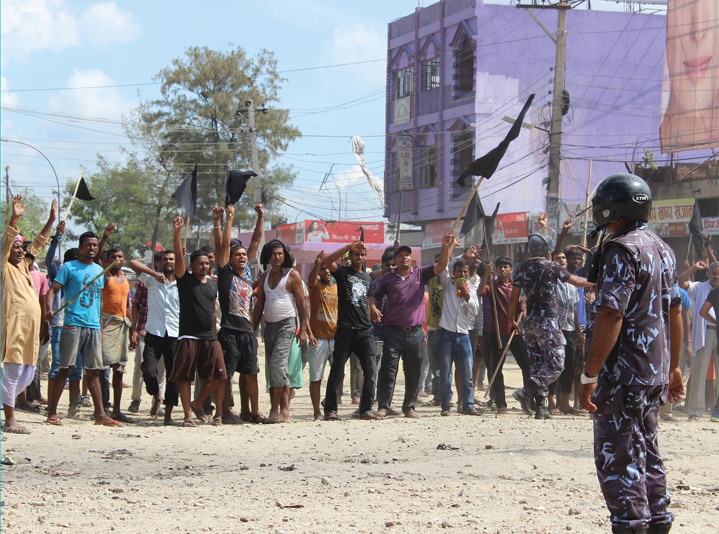 One APF personnel and eight Indian traders injured in a scuffle