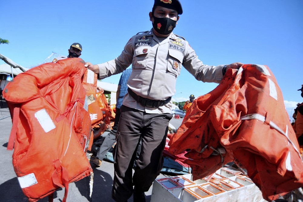Ferry sinks in rough seas near Bali: 7 dead and 11 missing