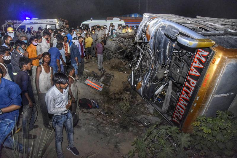 Seventeen killed in bus-van collision in India