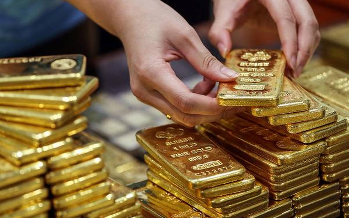 Gold prices fall by Rs 2,300 per tola