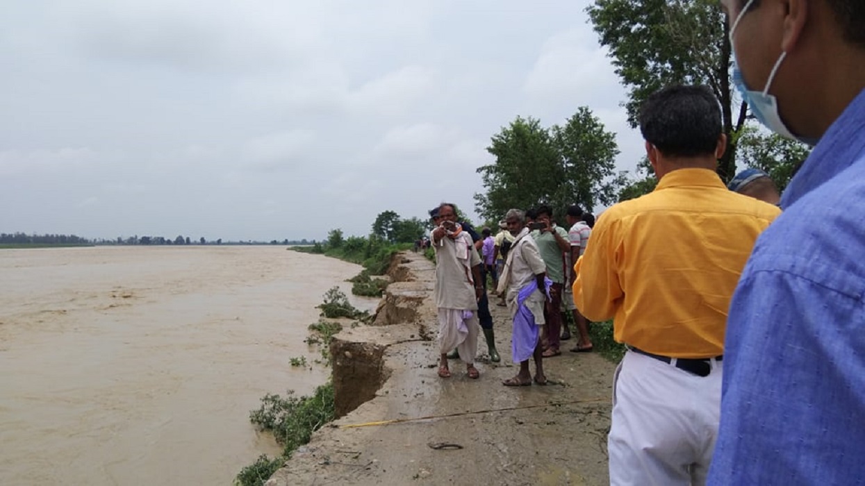 Floods cut the dam of Kamala river