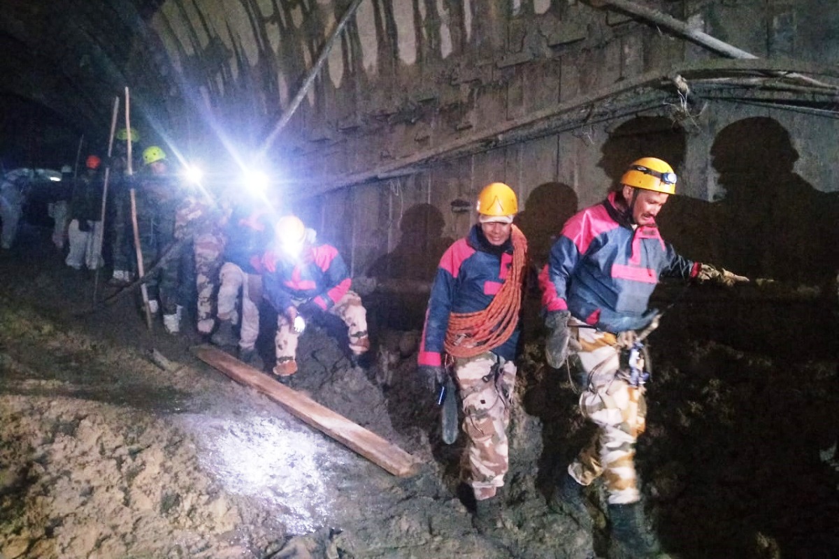 Over 1,000 rescuers sent to rescue 14 people trapped in tunnel flooding