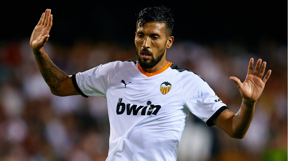 Former defender of Real Madrid Garay announces withdrawal