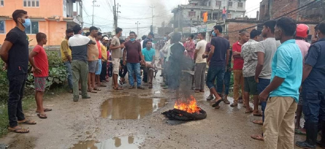 Demonstration demanding road maintenance