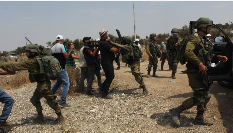 Palestinian protesters clash with Israeli soldiers [Photos]