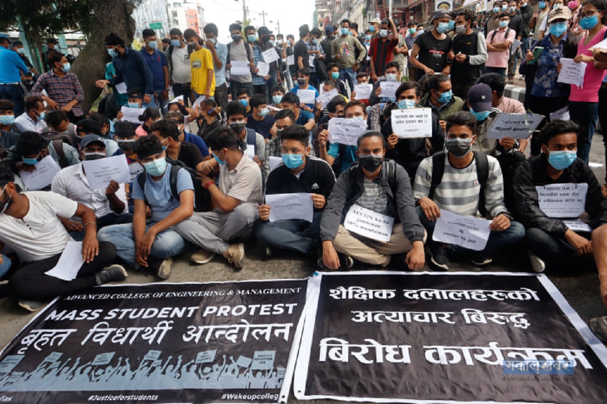 Protests over higher fees in the name of online classes [Photos]