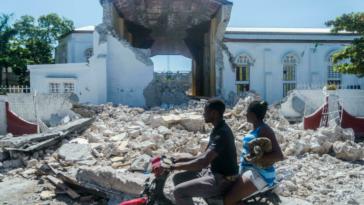 Haitians, foreign rescuers working together to ease earthquake crisis