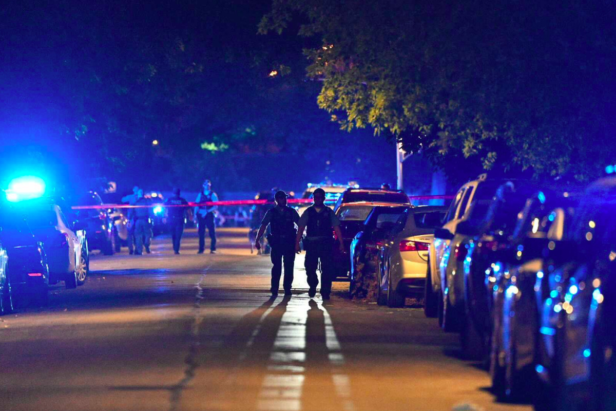 Shooting kills 1 police officer, injures another in Chicago
