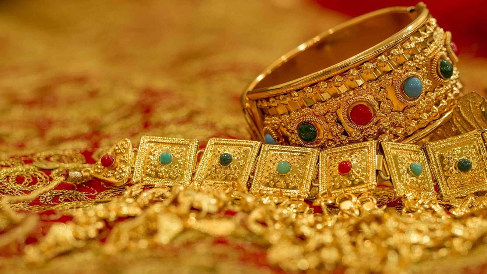Gold prices ssurge by Rs 1,600 per tola