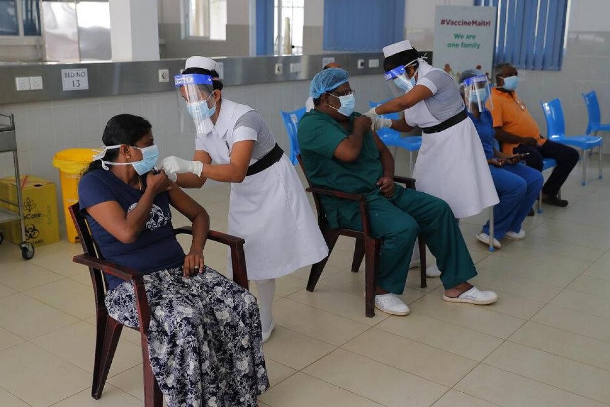 Sri Lanka vaccinates half a million people in a single day