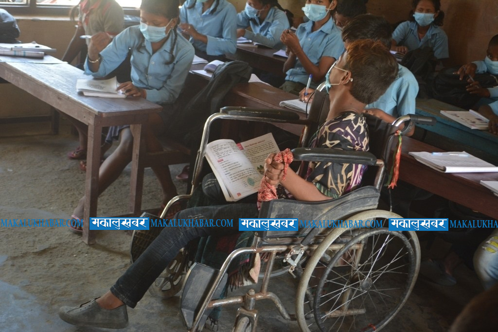 Physically challenged Saroj Sardar struggles hard to frequent school [Photos]