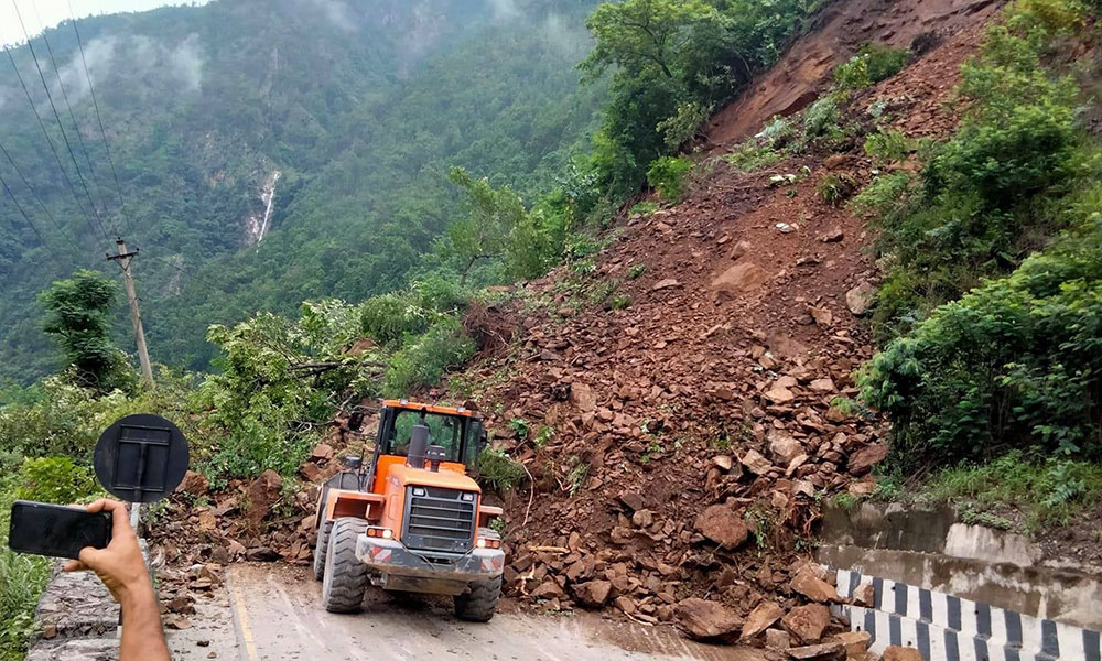 Muglin-Naubise road obstructed