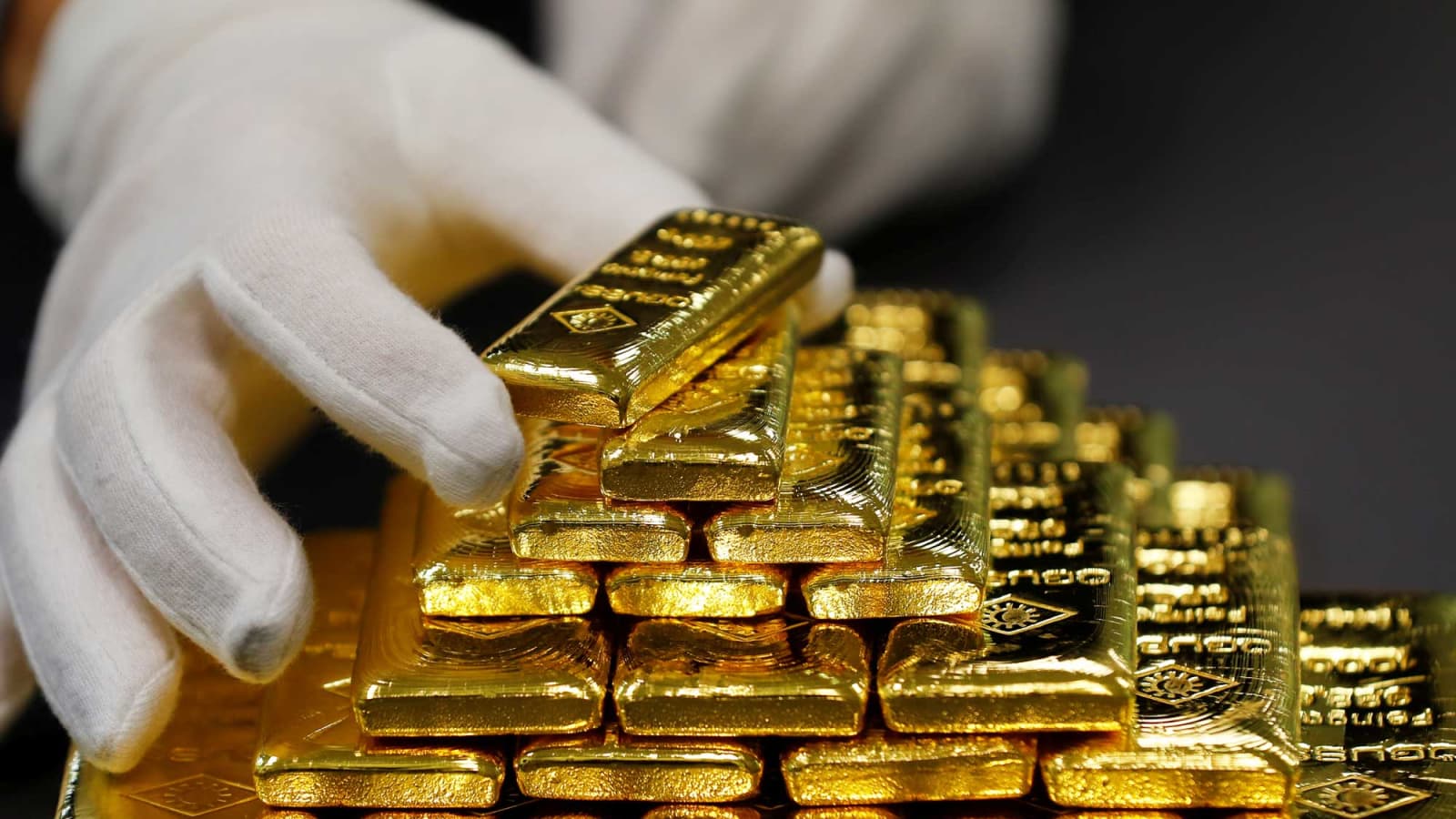 Gold price up Rs 500