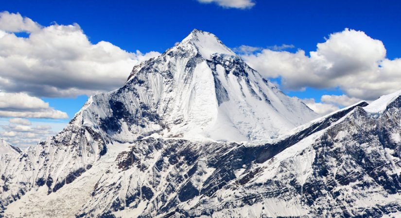 Nepali woman scale Mt Dhaulagiri