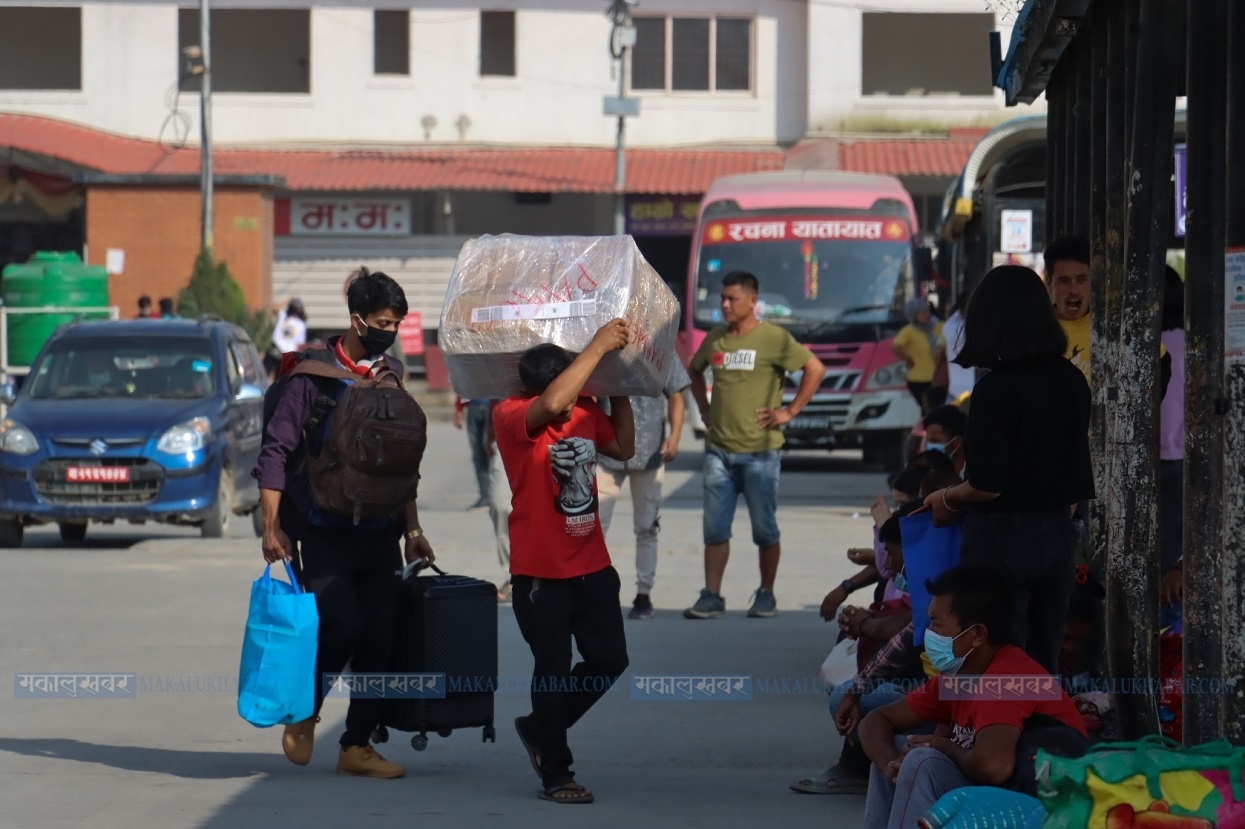 900 thousand people leave Kathmandu Valley for festivals