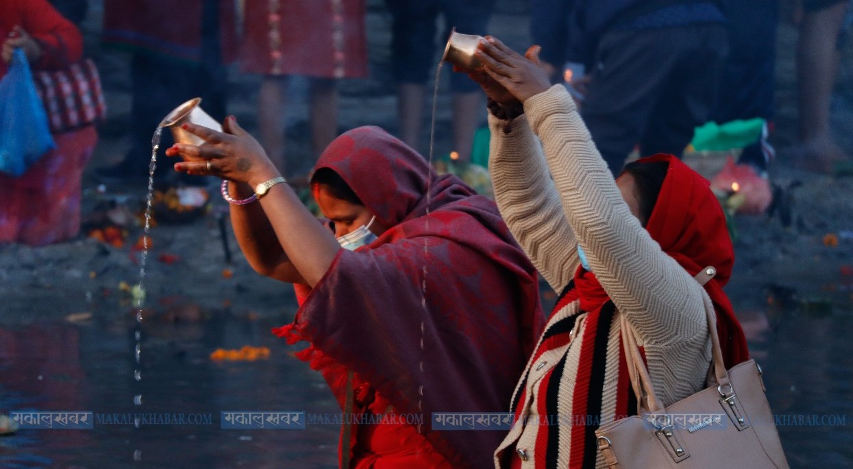 Chhath concludes by offering Argha to rising sun [Photos]