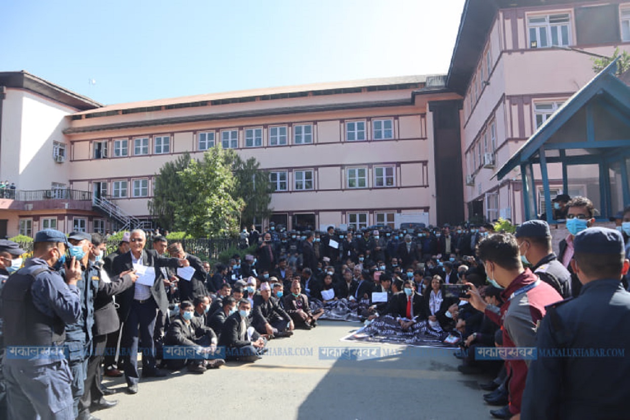 Sit-in and slogans by lawyers inside the gate of the Supreme Court [Photos]