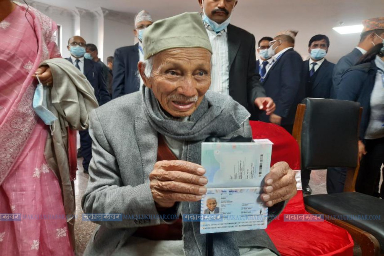 First e-passport to Satya Mohan Joshi [Photos]