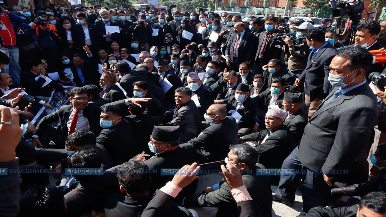 Lawyer holding a sit-in to prevent Chief Justice from entering SC [Photos]