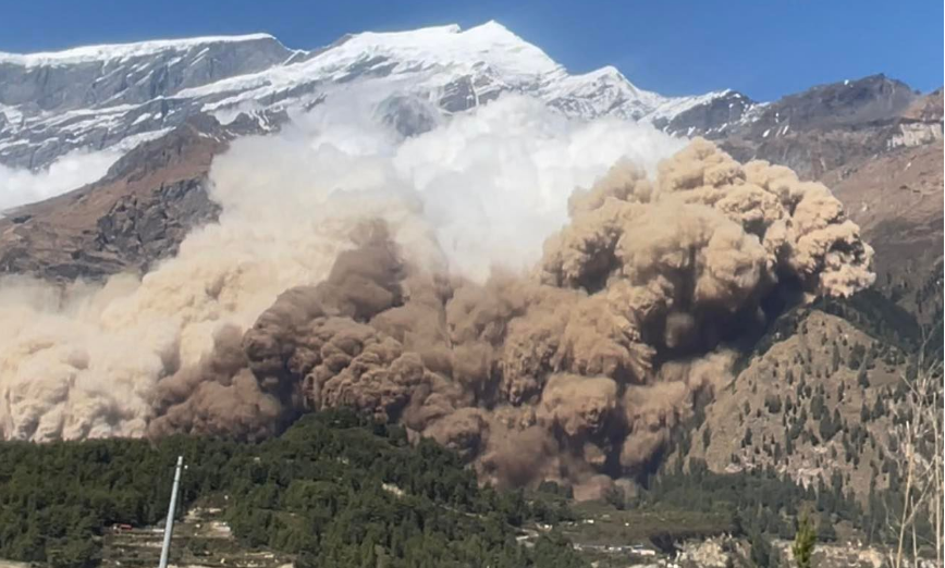 Avalanche between Tukuche and Dhaulagiri mountains