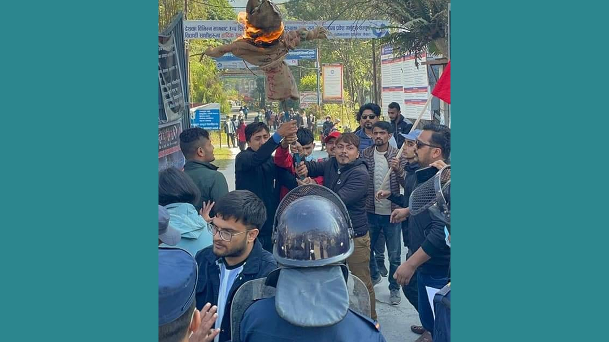 Student burnt PM’s idol along with protests