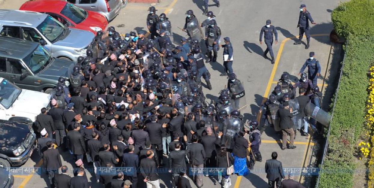 Lawyer entered SC breaking the security cordon [Photos]