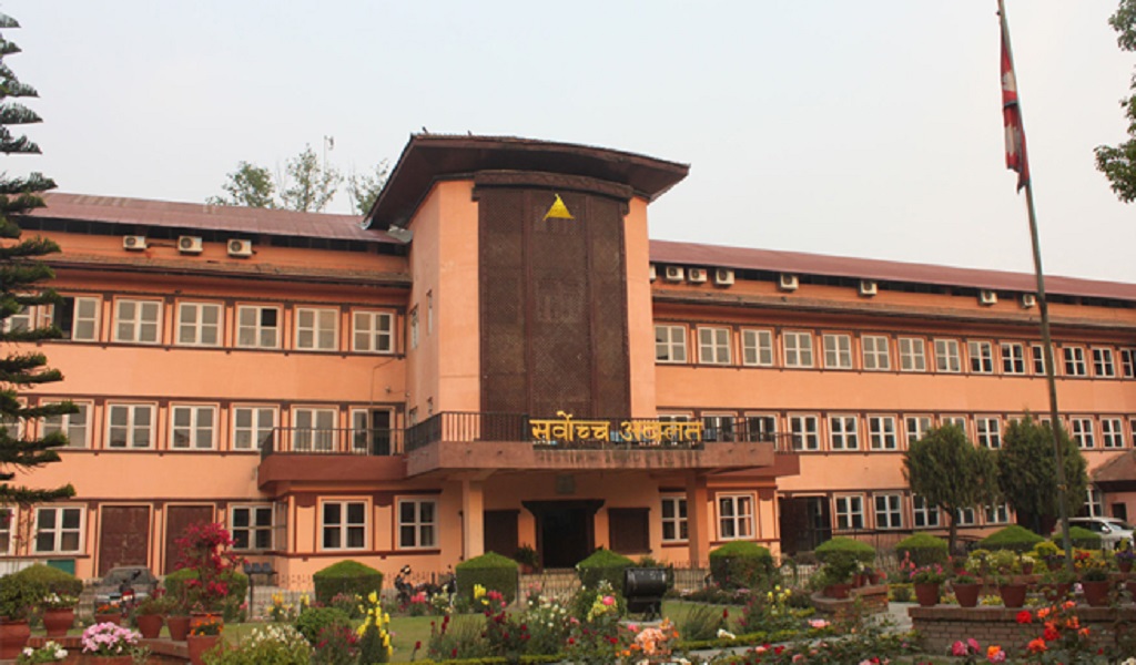 Judge in consultation with agitating legal practitioners