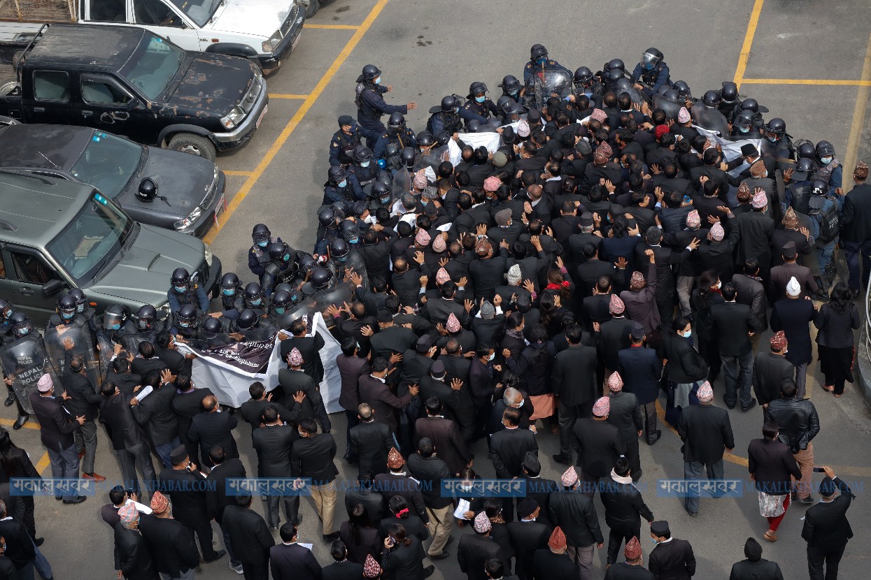 Tussle between lawyer and police at SC even today [Photos]