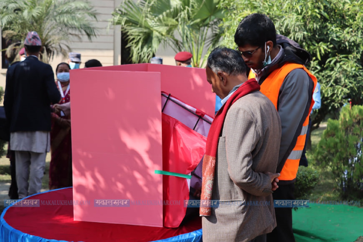 UML representatives learning to vote on electronic voting machines [Photos]