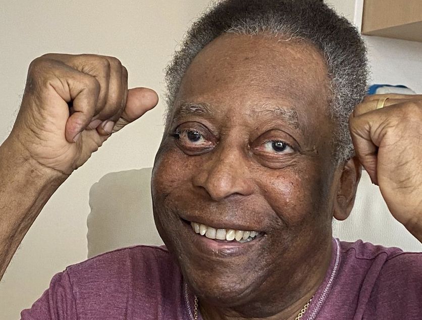 Pele returns to hospital after tumour removal