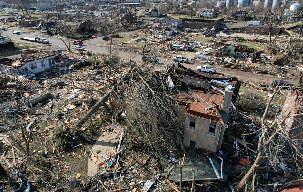 Hurricane kills 100 in Kentucky, USA