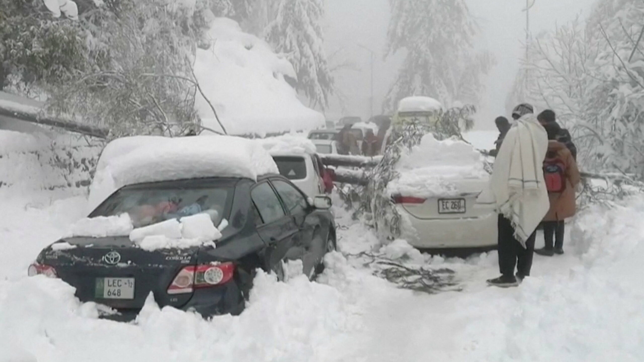 Pakistan snow: Deadly weather traps hundreds of drivers