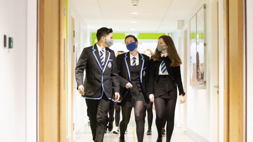 Covid: Pupils to wear face masks in class to tackle Omicron