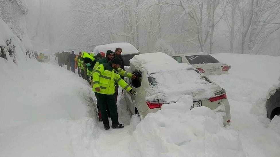 Pakistan snow: Hundreds rescued from vehicles in deadly blizzard