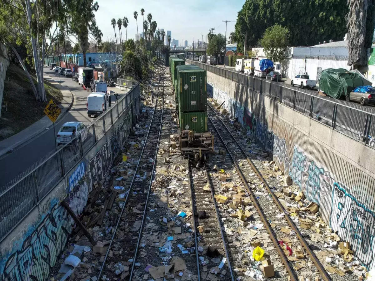Thieves loot freight trains in Los Angeles with impunity