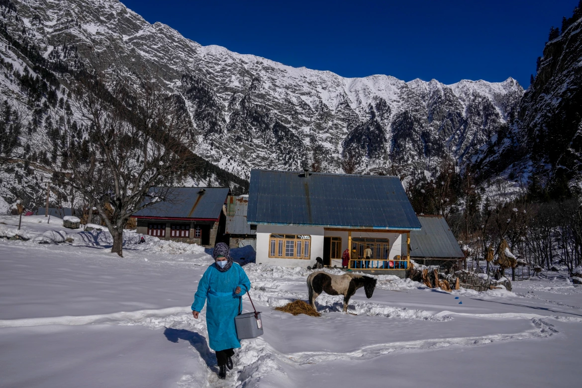 Kashmir health workers brave cold to vaccinate remote villages