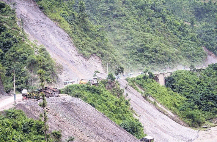 Dry landslide disrupts two-way traffic along Narayanghat-Muglin road