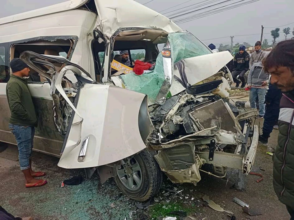 Hiace collided with a truck, injuring 16 people